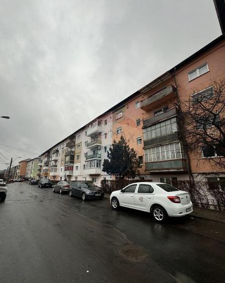 Apartament pe Str. Calugareni, 2 camere, et.3 - 12
