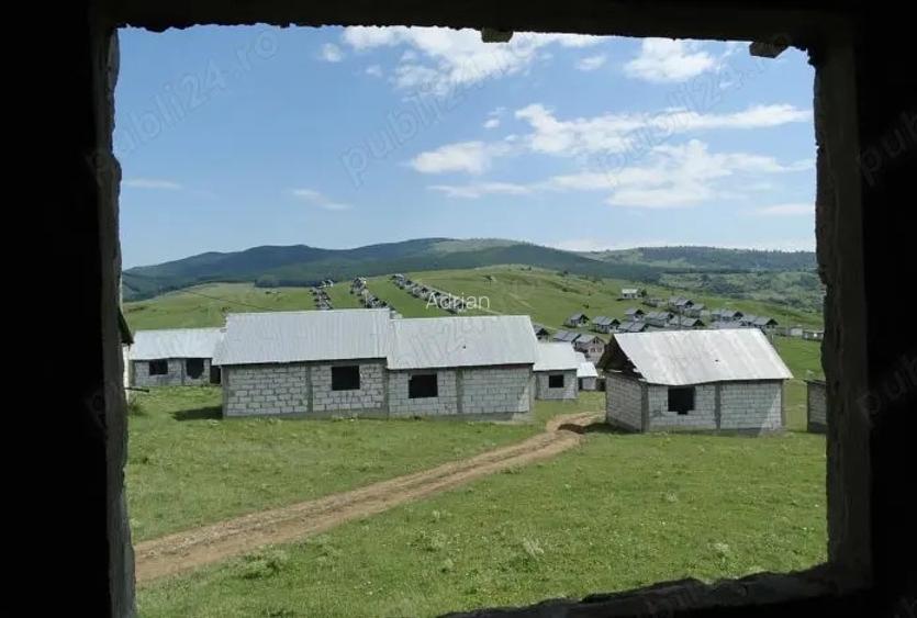 Vand casa la rosu in satul Rotunda, curent electric EON trifazat