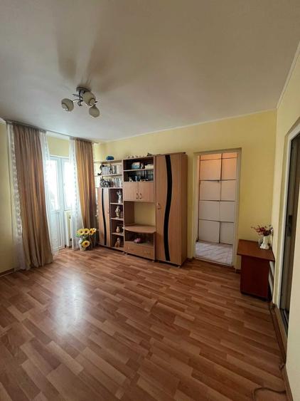Apartament cu 2 camere semidecomandat în Olteniței