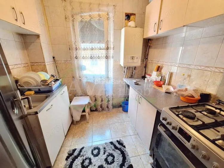Apartament 3 camere, etaj 3 4, zona Bazinul de Inot Bacau