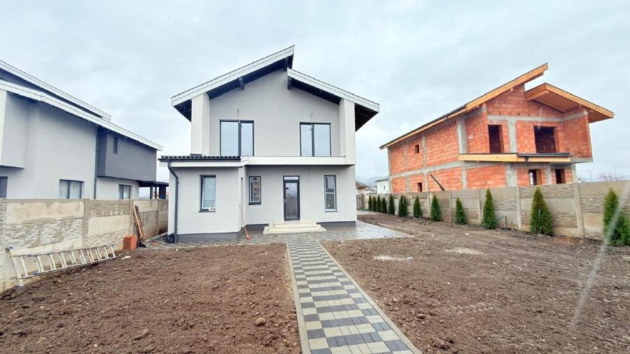 Casă individuală cu 4 camere cu Canalizare în Cristian
