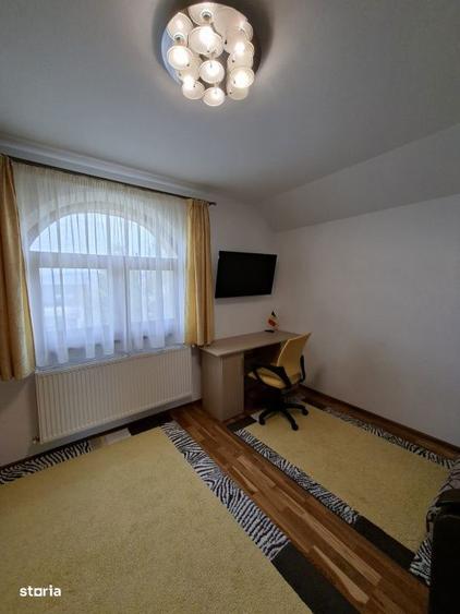 Casă cu Teren 1400 Mp în Groși