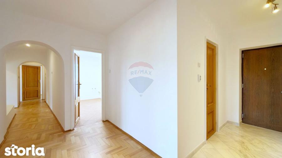 Apartament cu 4 camere decomandat în Decebal