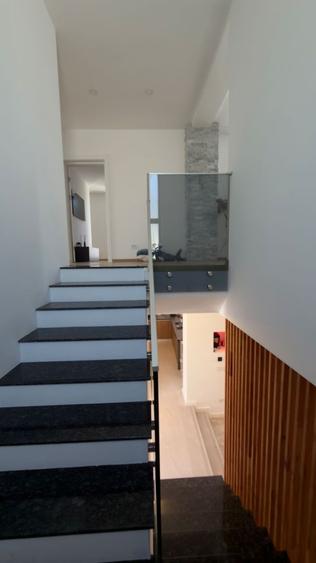 Casă individuală cu 6 camere cu Canalizare în Tunari