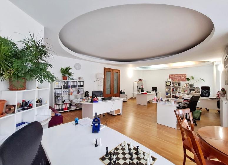 Apartament cu 4 camere decomandat în Primăverii