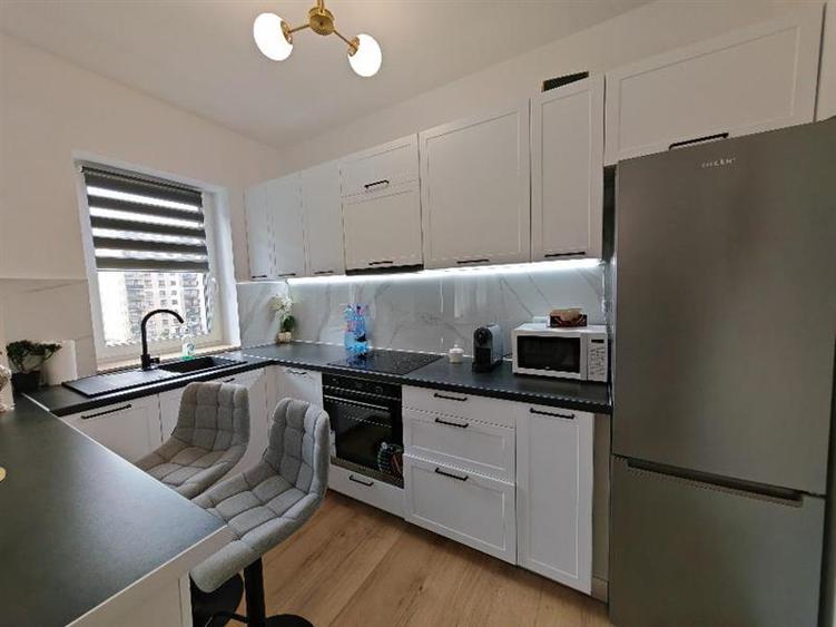Apartament cu 3 camere decomandat, mobilat în Tractorul