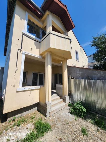 Casă cu 4 camere cu Teren 390 Mp în Independenței