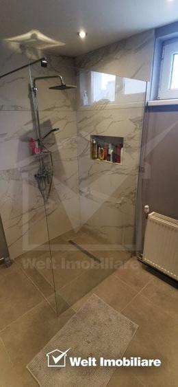 Casă individuală cu 8 camere cu Canalizare în Luna de Sus