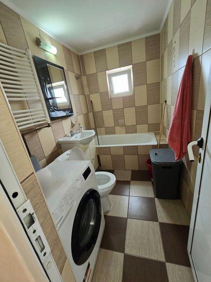 Apartament cu 3 camere semidecomandat, mobilat în Micro 4