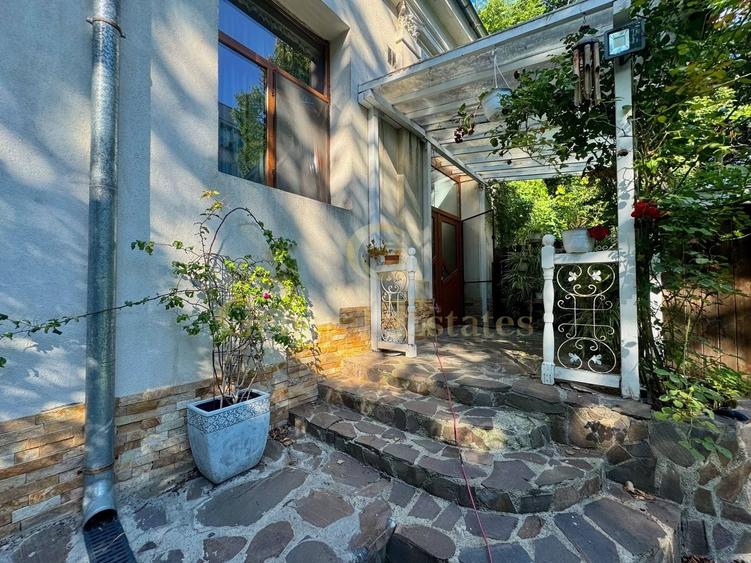 Spre Vânzare Proprietate remarcabilă cu 6 camere în inima Iașului ! - 4