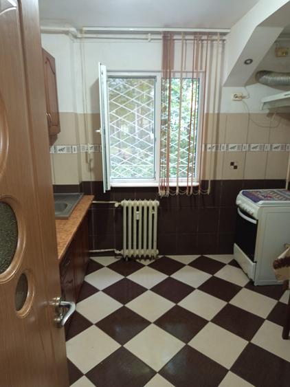 Se vinde apartament semidecomandat 3 camere la parter pret 71000 euro neg. - 2