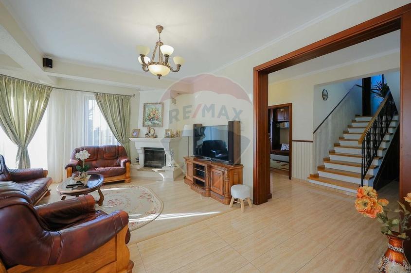 De vânzare vilă cu 7 camere, drum privat, în zona de Dealuri - 2