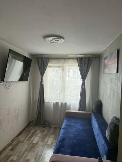 Apartament 3 camere semidecomandat . - 1