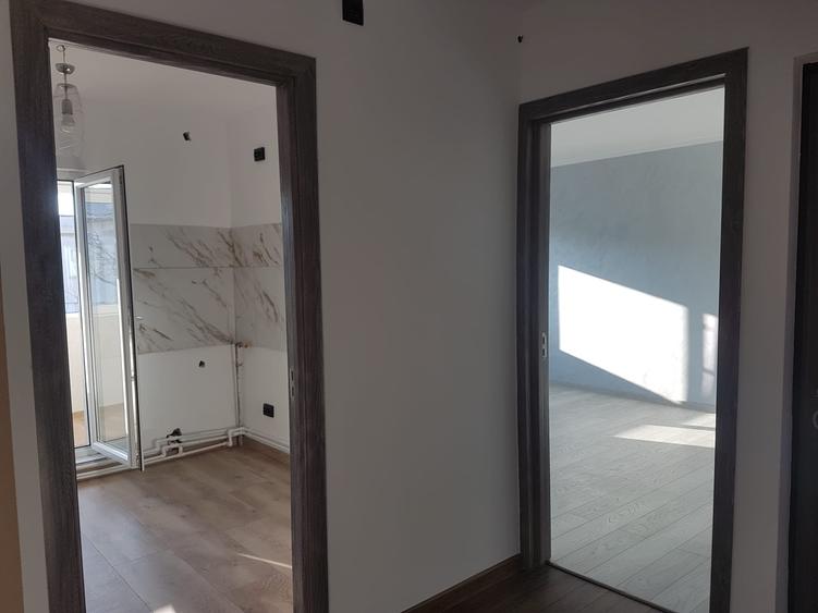 Apartament doua camere, decomandat, etaj 4, cu sarpanta, renovat modern, stradal - 17