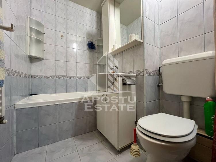 Apartament cu 3 camere, decomandat, etajul 2 , centrala proprie - 8