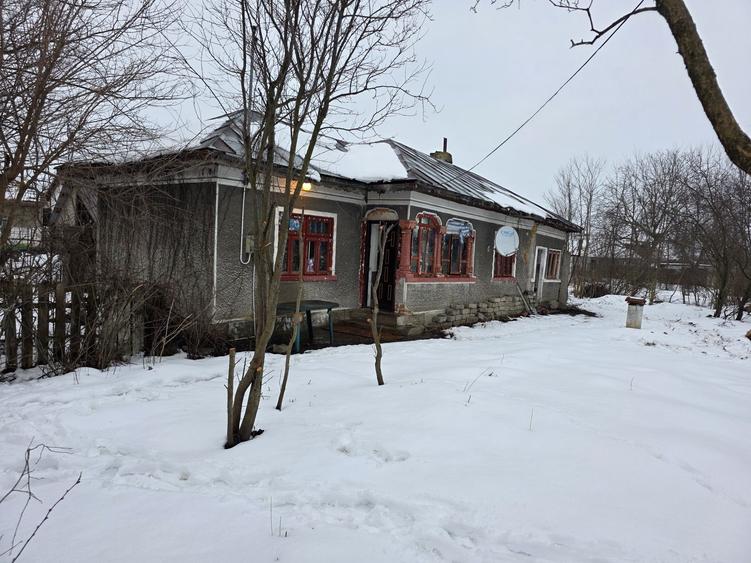 Casa batraneasca 74 mp si curte 1080 mp intravilan com Branistea Titu - 2