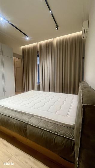 Apartament cu 3 camere semidecomandat în P-ța Victoriei
