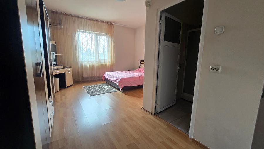 Casă individuală cu 10 camere cu Canalizare în Central