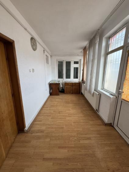Casă individuală cu 8 camere cu Canalizare în Ultracentral