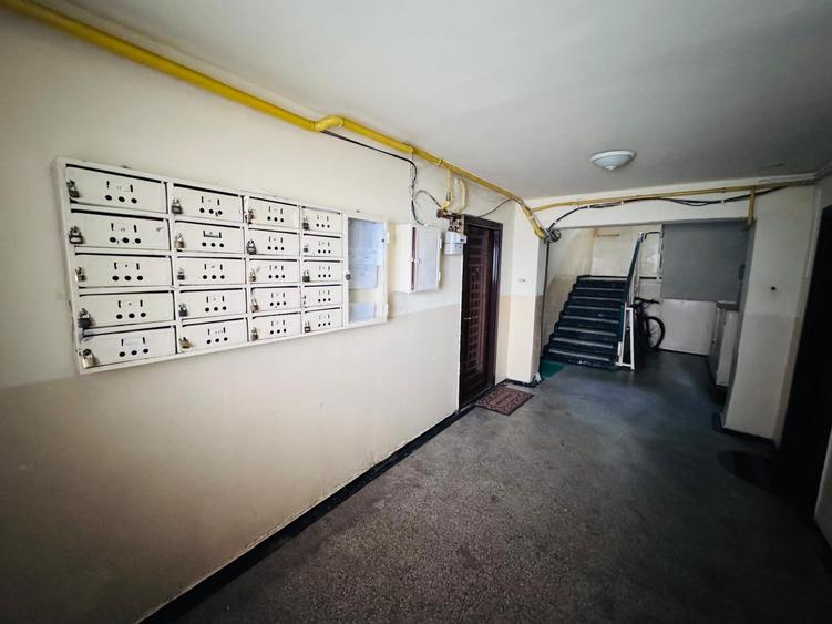 Apartament cu 4 camere semidecomandat, mobilat în Baza 3