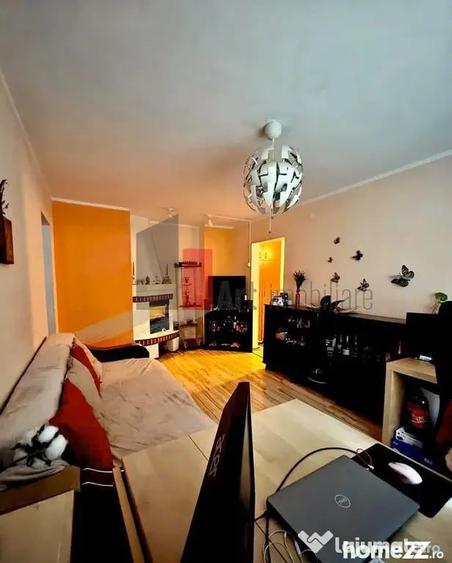 Apartament cu 3 camere semidecomandat în Rahova