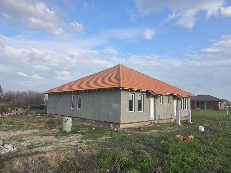 Casă cu 3 camere cu Teren 276 Mp în Parța