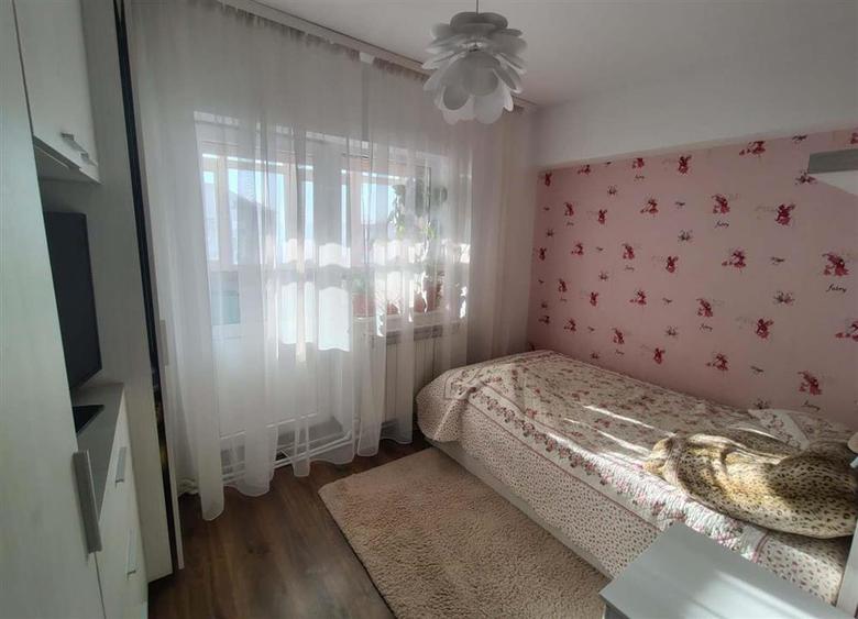Apartament cu 4 camere decomandat în Burdujeni