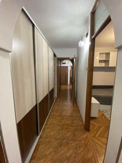 Apartament cu 3 camere decomandat în Casa de Cultură