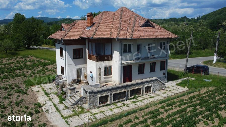 Casă cu 6 camere cu Teren 14710 Mp în Șuici