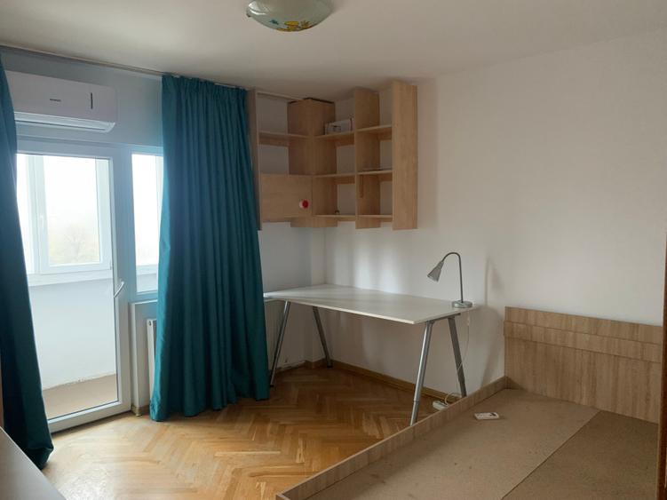 Apartament cu 4 camere decomandat în Tei