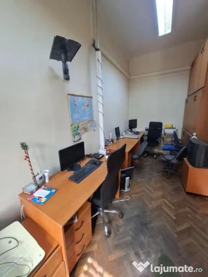 Apartament cu 4 camere semidecomandat în Central