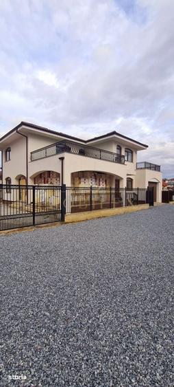 Casa individuala cu 4 camere + Garaj , zona linistita - 1