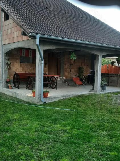Casa la rosu cu teren 1000mp Rm.Valcea Casa la rosu cu teren 1000mp Rm.Valcea
