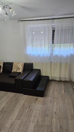 Persoană fizică ofer spre vânzare apartament cu 2camere situat  într-o zonă foar - 6