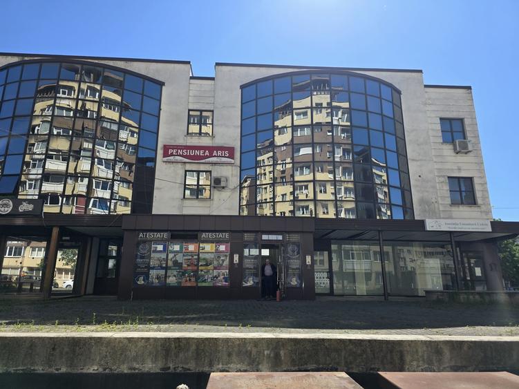Clădire de birouri ultracentrală, cu parcare subterană proprie - 1