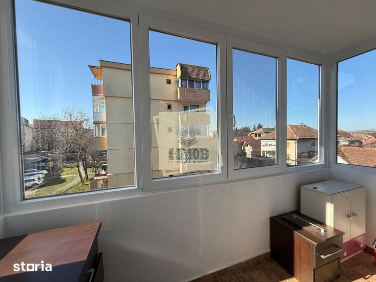 Apartament cu 4 camere decomandat în Valea Aurie