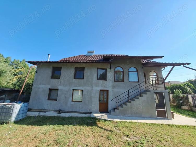 Casa in comuna Malu cu Flori - 5