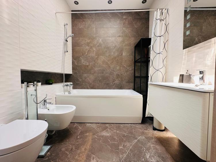 Apartament cu 3 camere decomandat în Central