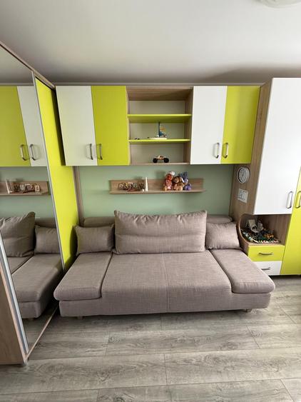 Apartament cu 4 camere semidecomandat, mobilat în Policlinica