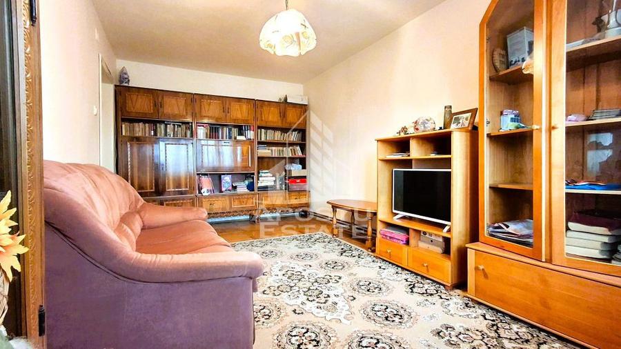 Apartament cu 4 camere decomandat, mobilat în Central