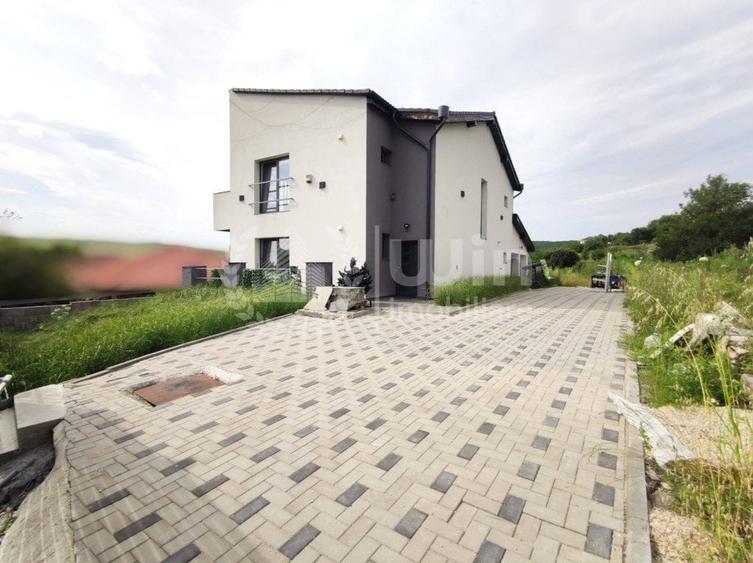 Casă individuală cu 4 camere cu Canalizare în Dezmir