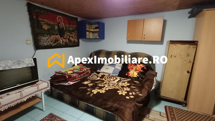 Casă individuală cu 15 camere cu Canalizare în Apărătorii Patriei