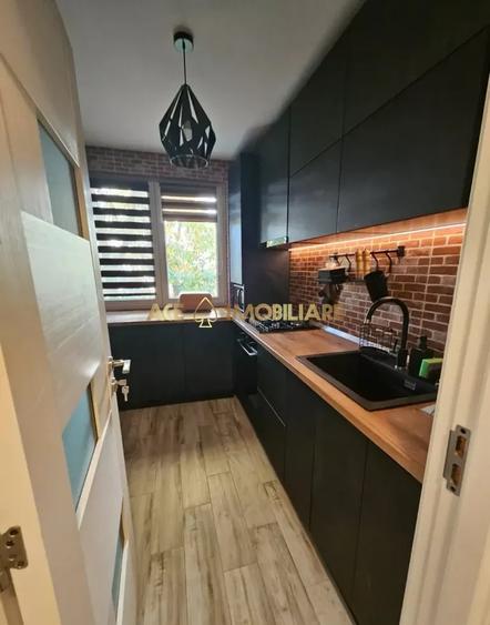 Apartament cu 3 camere semidecomandat, mobilat în Titan