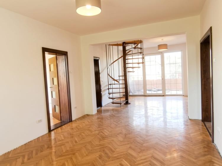 Apartament cu 5 camere decomandat în Soarelui