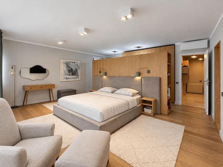 Penthouse cu 3 camere decomandat, mobilat în Parcul Carol