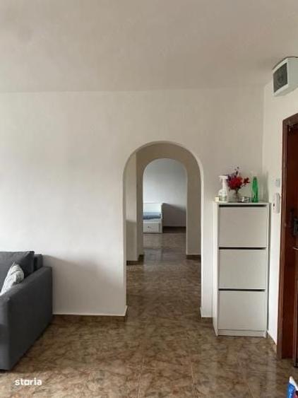 Apartament cu 4 camere semidecomandat în Văcăresti