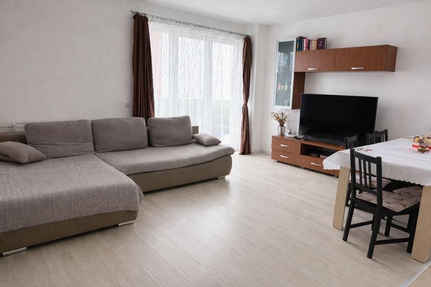 Apartament cu 3 camere decomandat în 13 Decembrie