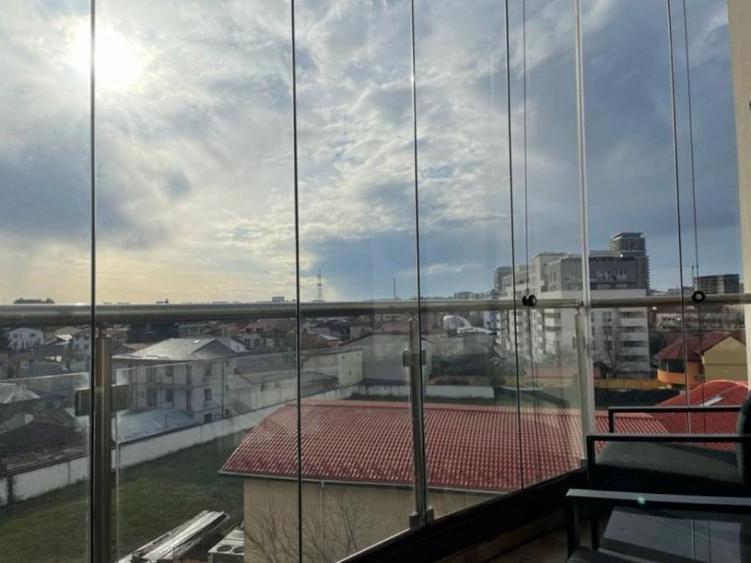Apartament cu 3 camere nedecomandat în Mihai Bravu