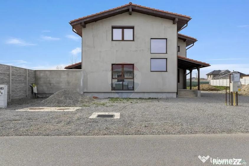 Casă cu 7 camere cu Teren 437 Mp în Livada