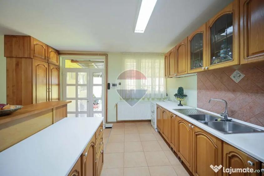 Casă cu 5 camere cu Teren 554 Mp în Central